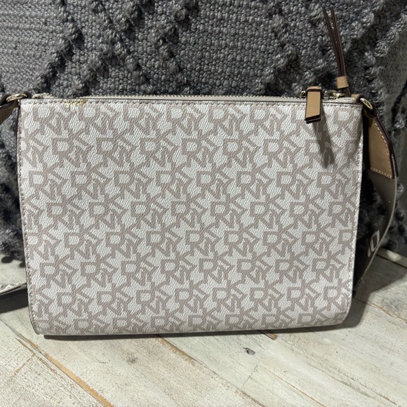 NWOT❤️DKNY Bryant Park Monogram Crossbody - Picture 3 of 8